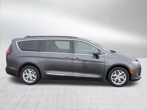Used 2017 Chrysler Pacifica Touring-L w/ Tire & Wheel Group FWD image 8