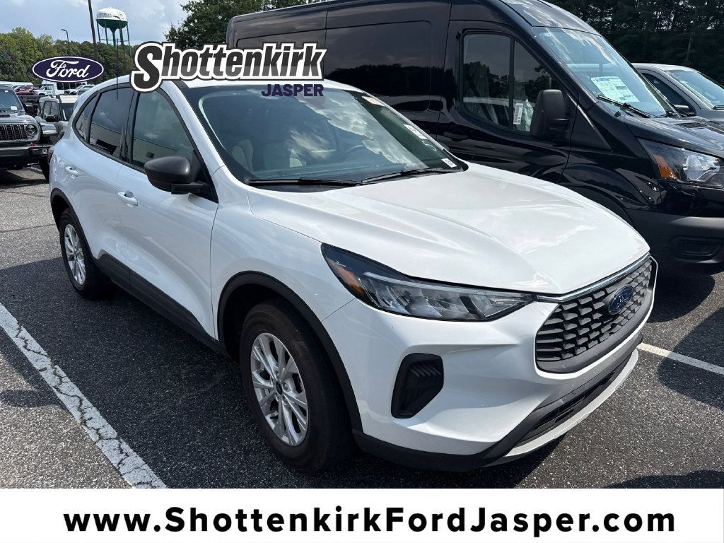 Used 2025 Ford Escape Active w/ Cold Weather Package AWD/4WD image 1