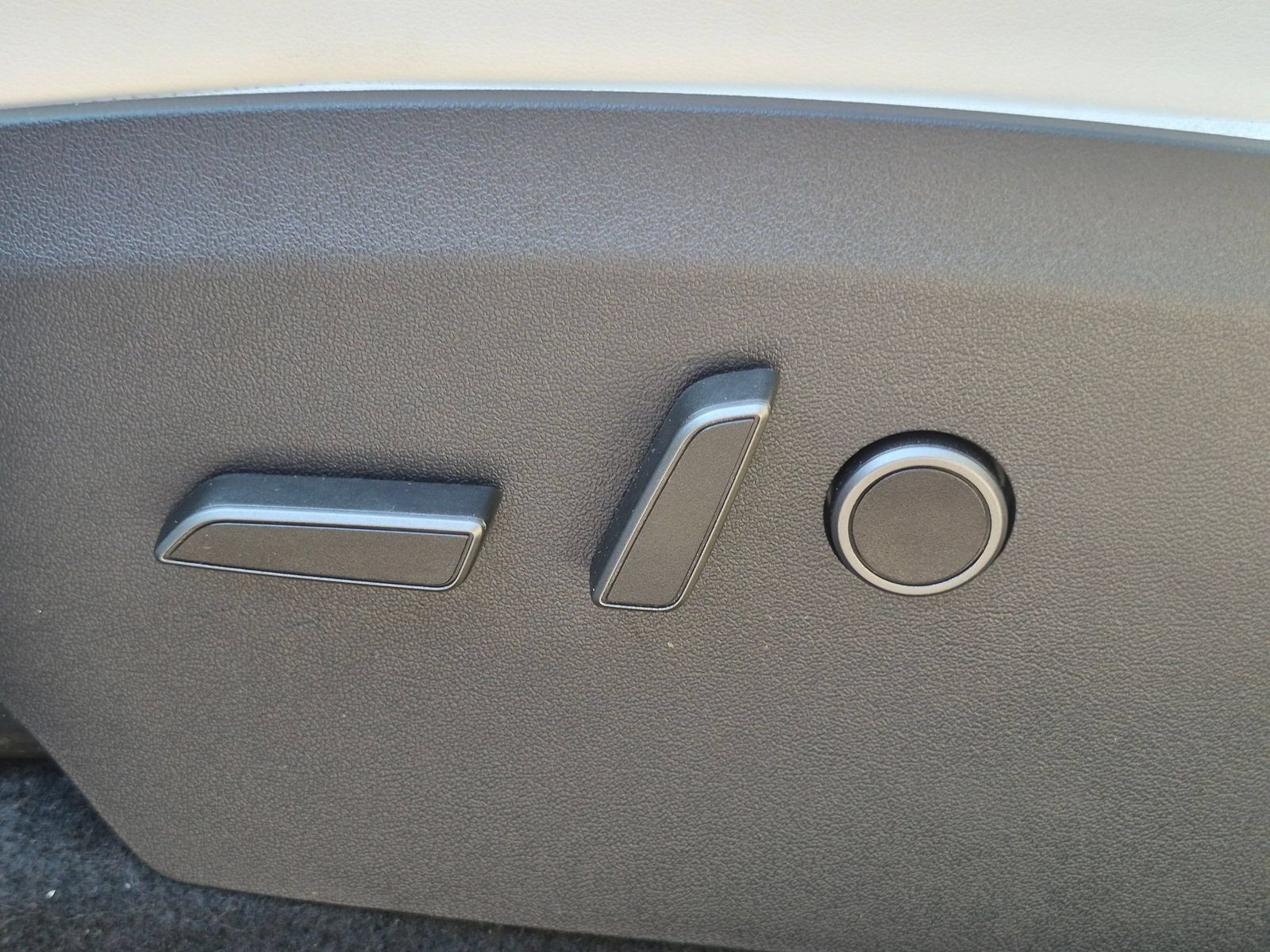 Used 2025 Tesla Model Y Long Range RWD image 16