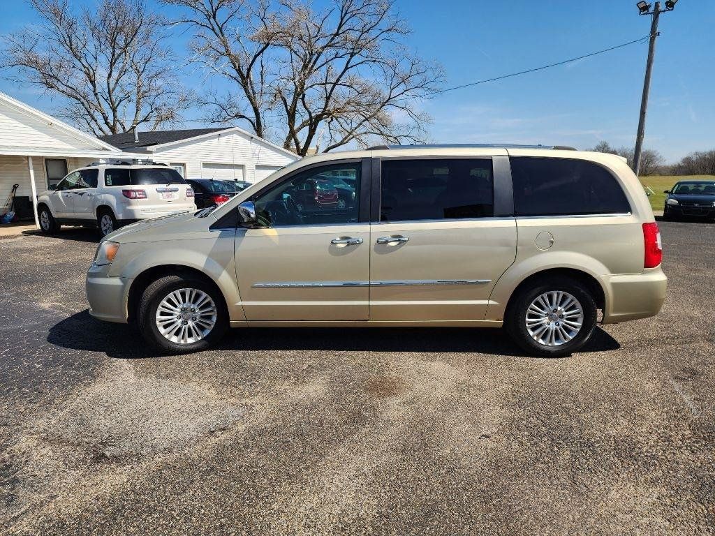 Used 2012 Chrysler Town & Country Limited w/ Luxury Group FWD image 9