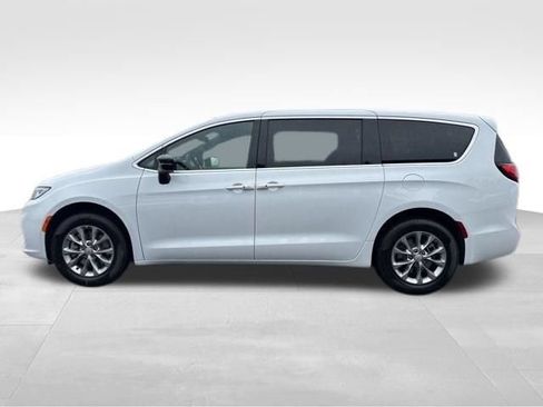 New 2026 Chrysler Pacifica Select AWD/4WD image 4
