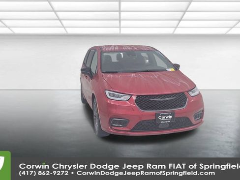 Certified 2026 Chrysler Pacifica Select image 4