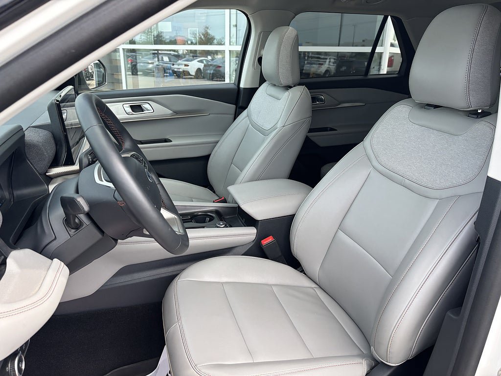 Used 2025 Ford Explorer Active w/ Active Comfort Package AWD/4WD image 11