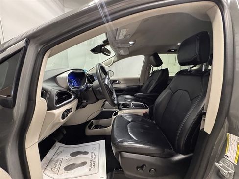 Used 2022 Chrysler Pacifica Touring-L FWD image 22