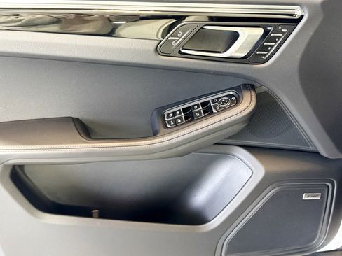Certified 2025 Porsche Macan AWD/4WD image 11
