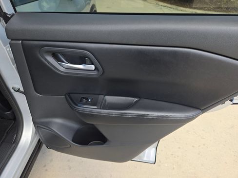 Used 2025 Nissan Rogue SV FWD image 26