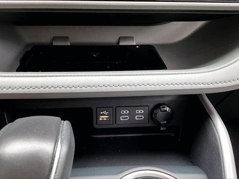 Used 2025 Toyota Highlander XLE FWD image 26