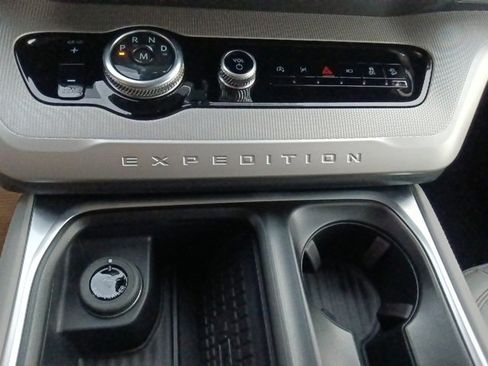 New 2025 Ford Expedition Active image 25