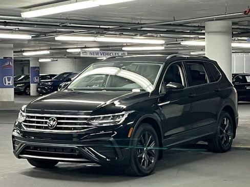 Used 2024 Volkswagen Tiguan SE w/ Panoramic Sunroof Package AWD/4WD image 2