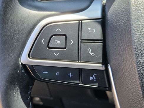 Used 2025 Toyota Highlander LE FWD image 24