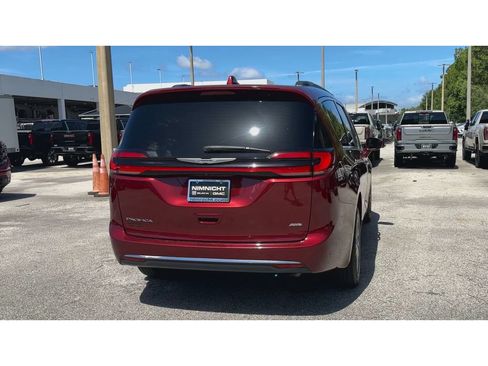 Used 2022 Chrysler Pacifica Touring-L AWD/4WD image 8