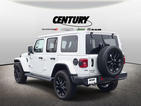 Used 2025 Jeep Wrangler Sahara image 6