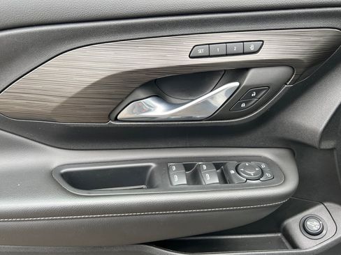 Used 2023 GMC Terrain SLT image 8