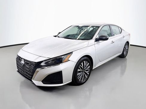 Used 2024 Nissan Altima 2.5 SV FWD image 5