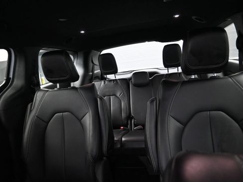 Used 2024 Chrysler Pacifica Limited FWD image 17