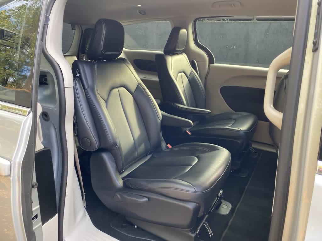 Used 2024 Chrysler Pacifica Limited FWD image 16