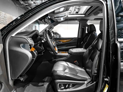 Used 2017 Cadillac Escalade ESV Luxury RWD image 4
