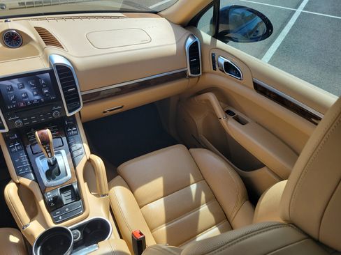 Used 2017 Porsche Cayenne Platinum Edition image 14