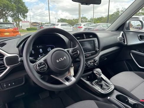 Used 2025 Kia Soul LX w/ LX Technology Package FWD image 22
