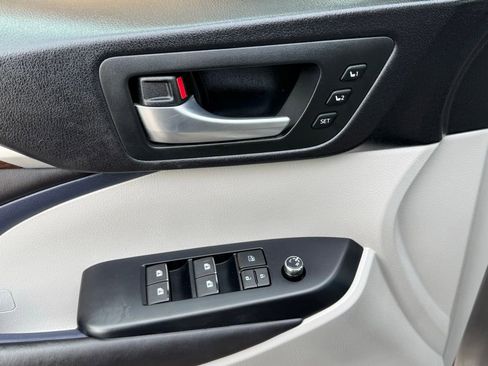 Used 2016 Toyota Highlander Limited Platinum image 14