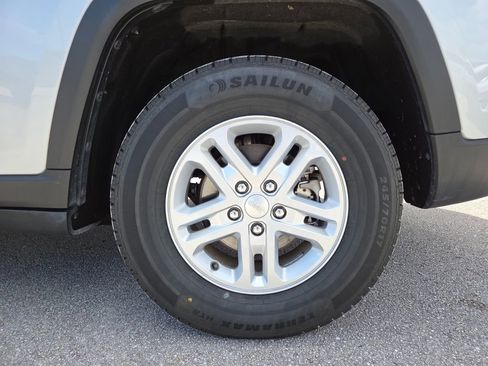 Used 2024 Jeep Grand Cherokee Laredo image 16