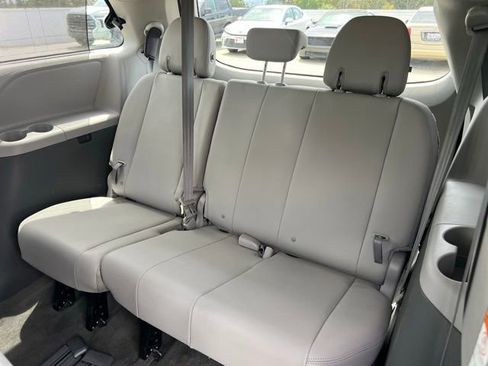 Used 2018 Toyota Sienna XLE w/ XLE Navigation Package FWD image 16