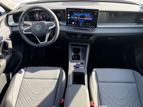 New 2025 Volkswagen Tiguan SE image 16