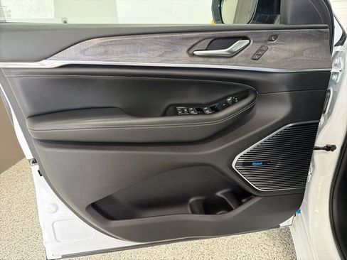 Used 2023 Jeep Grand Cherokee Overland w/ Adv Protech Group III image 9