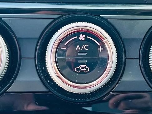 Used 2018 Subaru Forester 2.5i Premium w/ All-Weather Package image 17