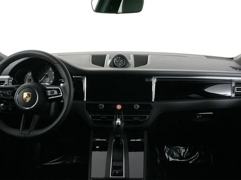 Used 2025 Porsche Macan image 11