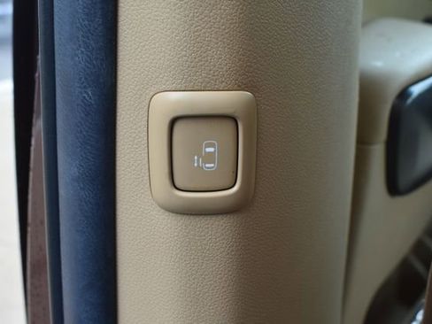 Used 2019 Kia Sedona LX image 32