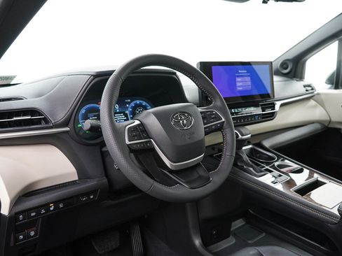 Used 2026 Toyota Sienna Platinum AWD/4WD image 29