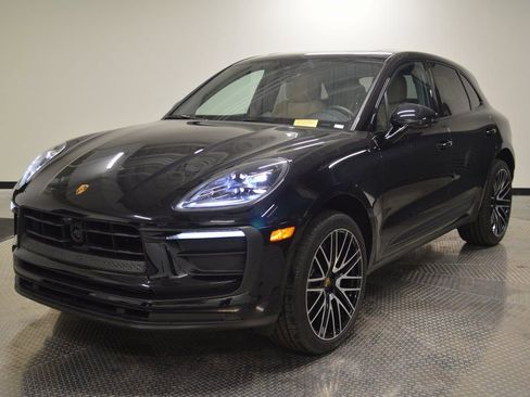 Certified 2025 Porsche Macan image 1