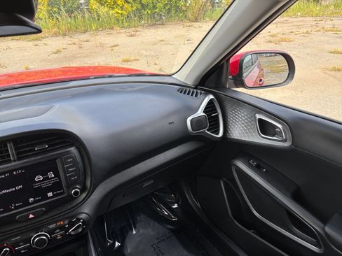 Used 2025 Kia Soul LX w/ LX Technology Package FWD image 26