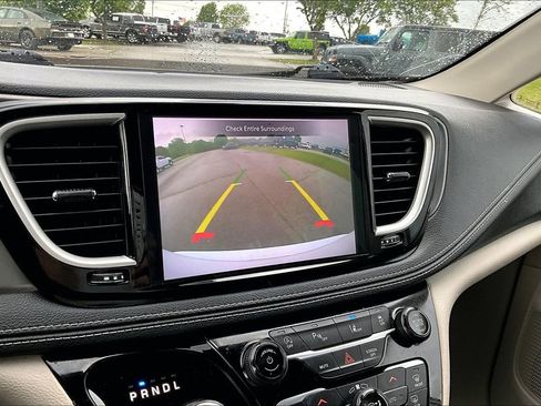 Used 2023 Chrysler Pacifica Touring-L image 18