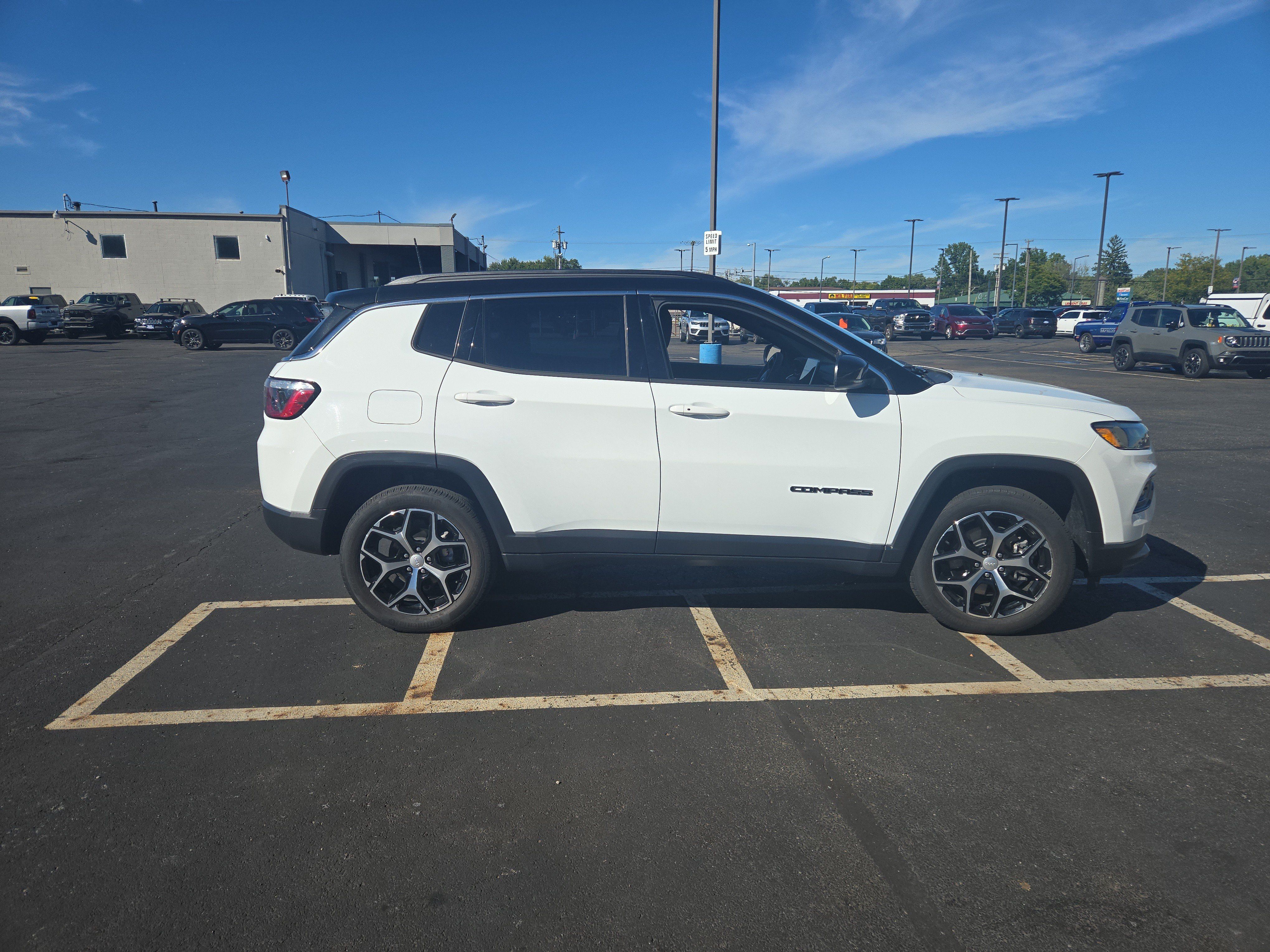 Used 2024 Jeep Compass Limited AWD/4WD image 4