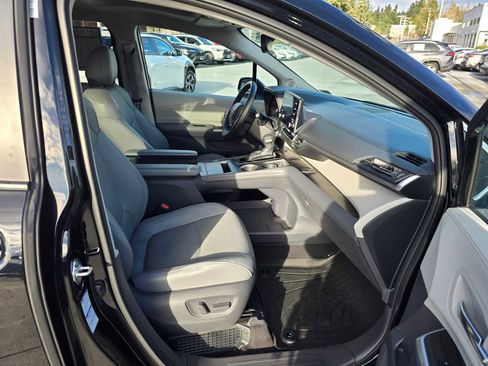 Used 2021 Toyota Sienna Limited image 11