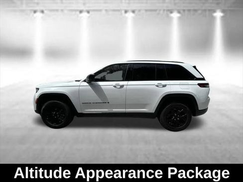 Certified 2024 Jeep Grand Cherokee Altitude AWD/4WD image 4