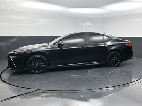 Used 2025 Toyota Camry SE image 3