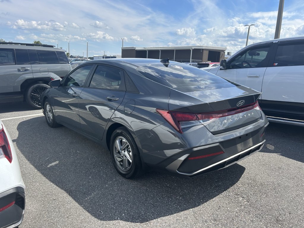 Used 2025 Hyundai Elantra SE FWD image 5