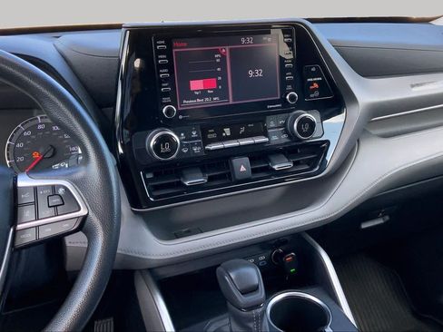 Used 2022 Toyota Highlander L FWD image 7