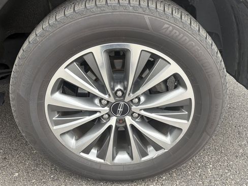 Used 2017 Lincoln Navigator Select image 13