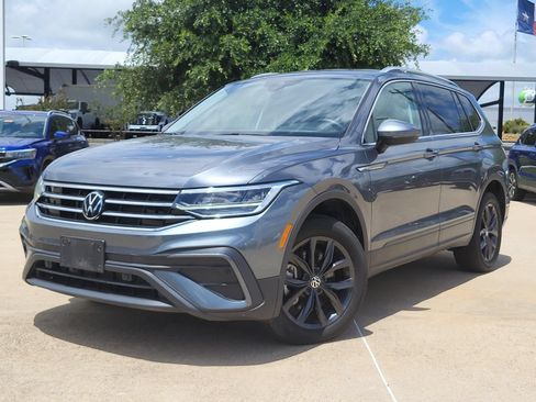 Used 2024 Volkswagen Tiguan SE FWD image 2