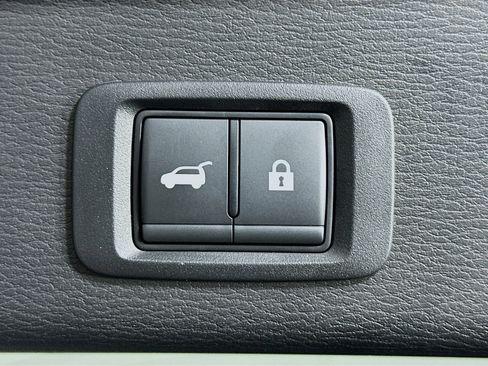 Used 2025 Mitsubishi Outlander SE image 32