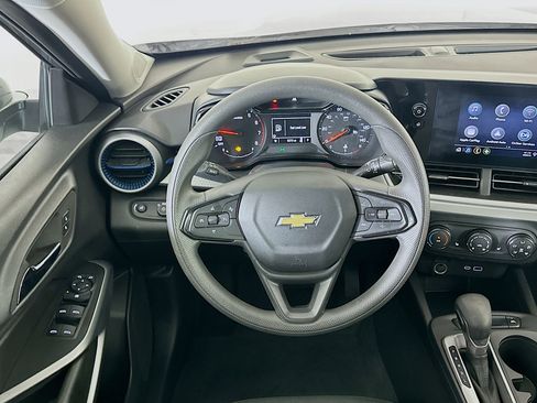 Used 2025 Chevrolet Trax LS w/ LS Convenience Package image 17