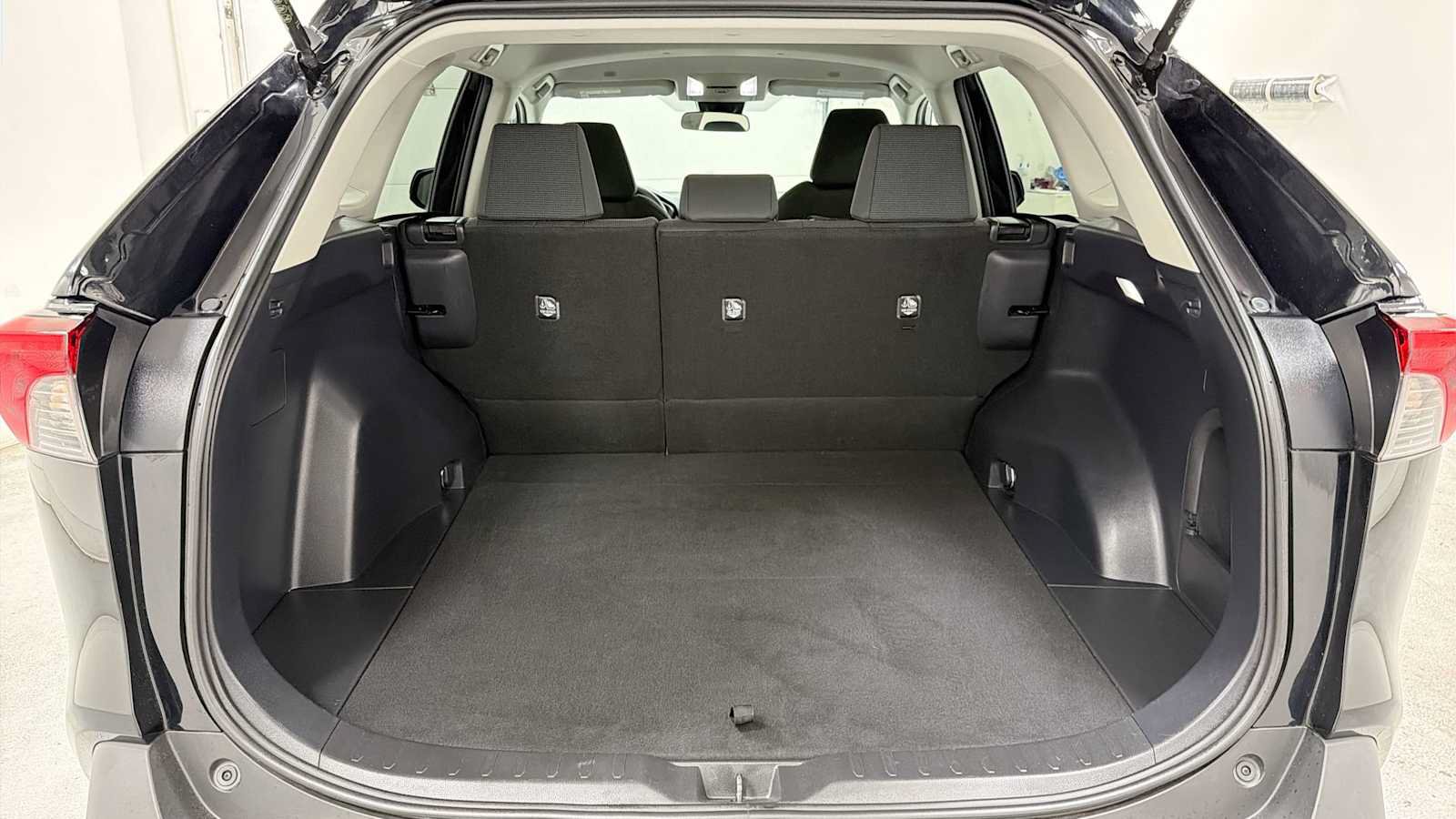 Certified 2025 Toyota RAV4 LE AWD/4WD image 27