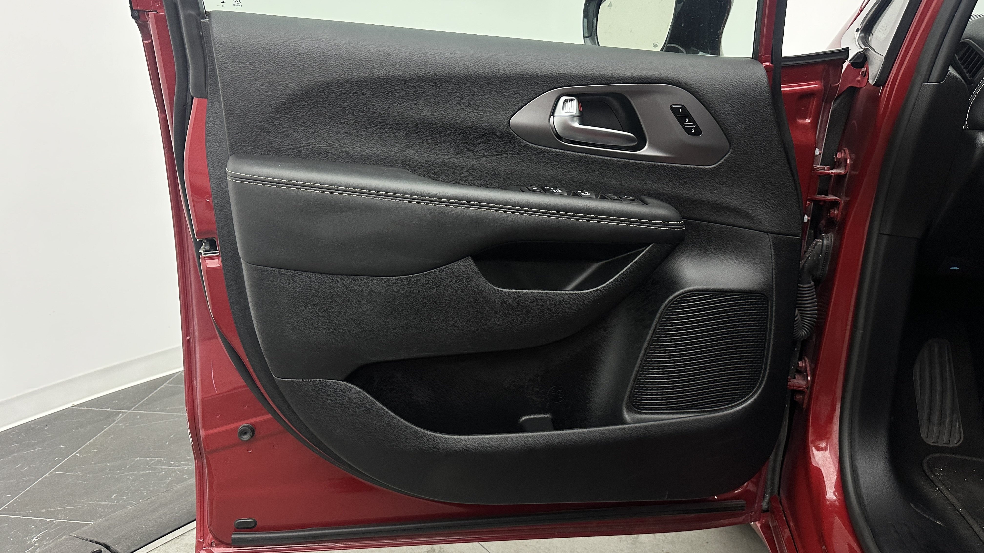 Used 2026 Chrysler Pacifica Select FWD image 10