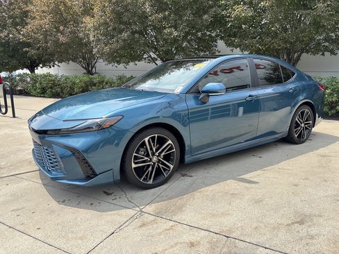 Used 2025 Toyota Camry XSE AWD/4WD image 3
