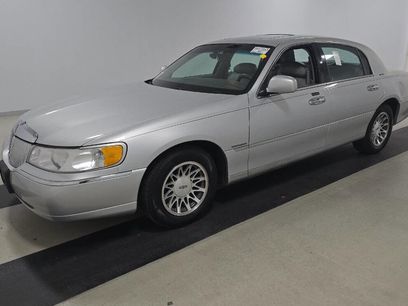 Used 2000 Lincoln Town Car Signature