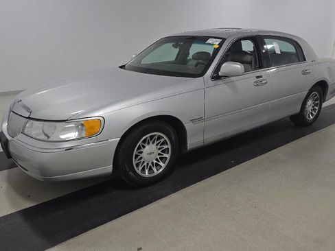 Used 2000 Lincoln Town Car Signature image 1